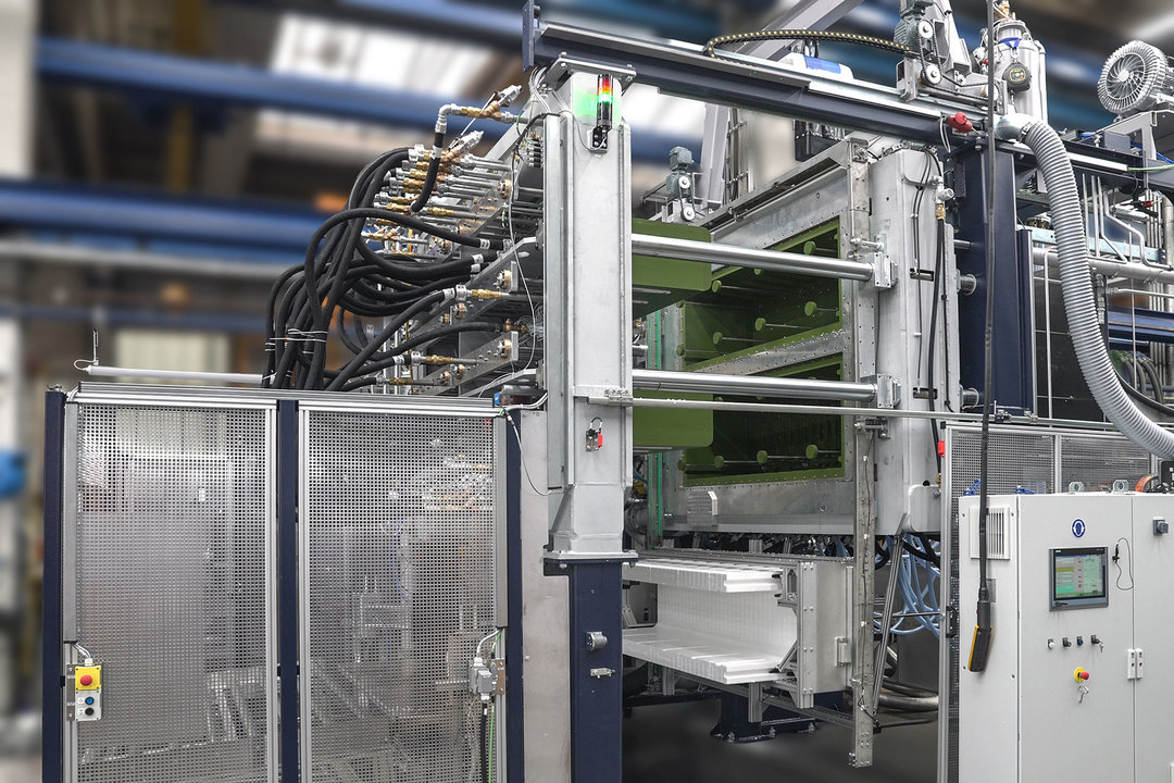 Seitlicher Einblick in die Produktionsmaschine POLY FOAMER XL CoreLess Seitlicher Einblick in die Produktionsmaschine POLY FOAMER XL CoreLess