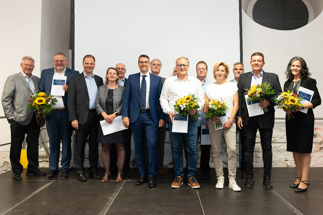 30 Jahre im Unternehmen (v.l.): Rainer Kurtz, Thomas Mühleck, Dr. Michael Fischer, Dr. Astrid Rota, Andrea Carta, Massimo de Vivo, Hubert Baren, Thomas Hartung, Markus Sendelbach, Christian Schwab, Nicole Schneider, Lothar Schwab, Holger Gey, Rosi Ott 