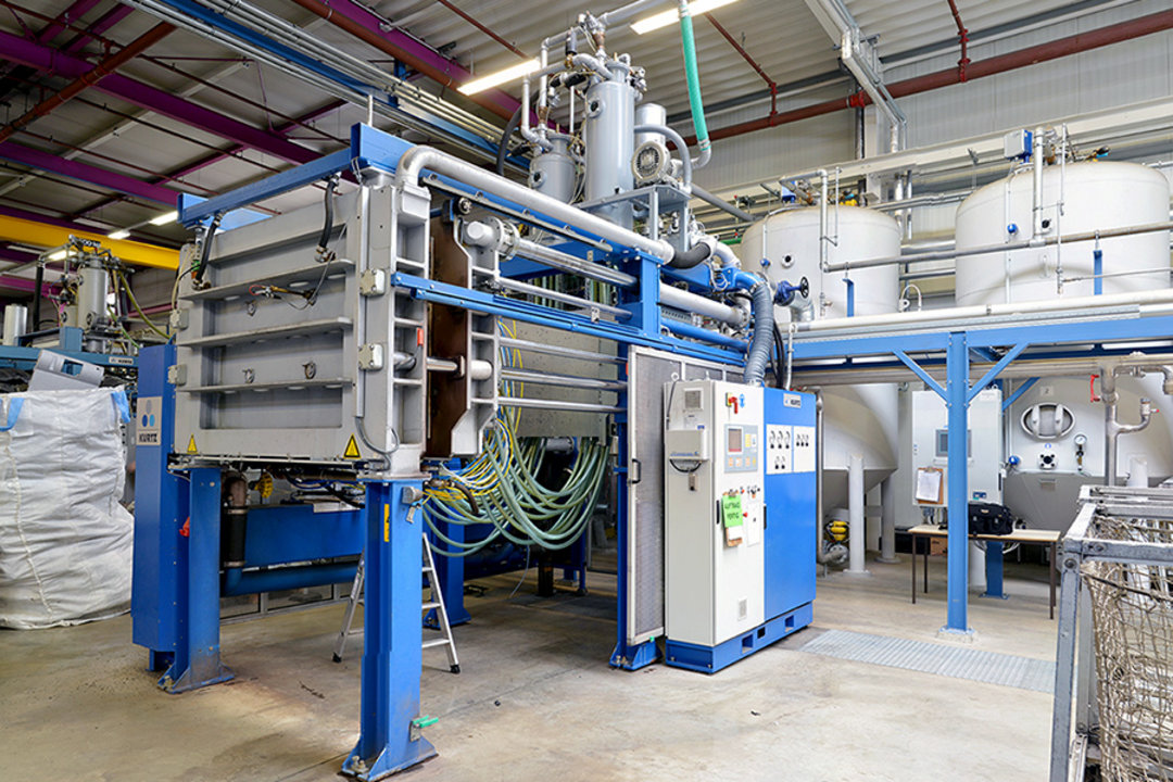 Eine von dreißig Kurtz Formteilautomaten, die bei der Schaumaplast GmbH & Co. KG im Einsatz sind Eine von dreißig Kurtz Formteilautomaten, die bei der Schaumaplast GmbH & Co. KG im Einsatz sind