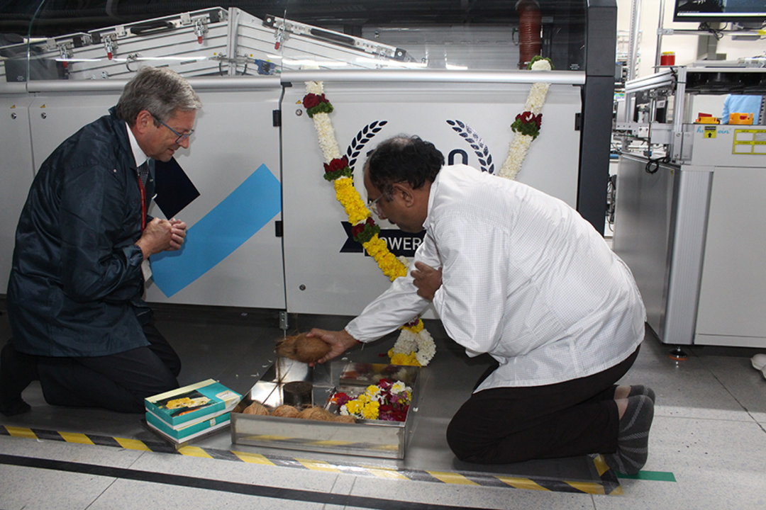 BN Shukla, Operations Director (rechts), und Ersa Gesamtvertriebsleiter Rainer Krauss bei der „Lighting of the lamp“-Zeremonie im Jabil-Werk in Pune