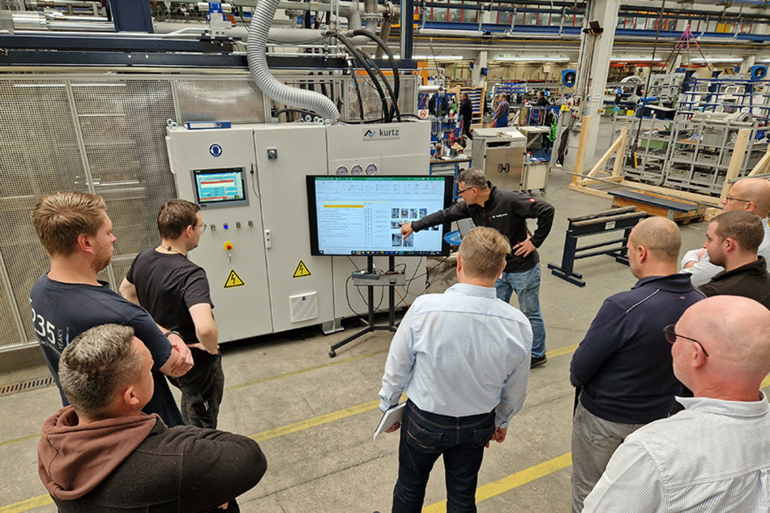 Shop Floor Meeting: wichtige Gesprächsrunde von Kernabteilungen, um beste Qualität für den Kunden zu gewährleisten Shop Floor Meeting: wichtige Gesprächsrunde von Kernabteilungen, um beste Qualität für den Kunden zu gewährleisten