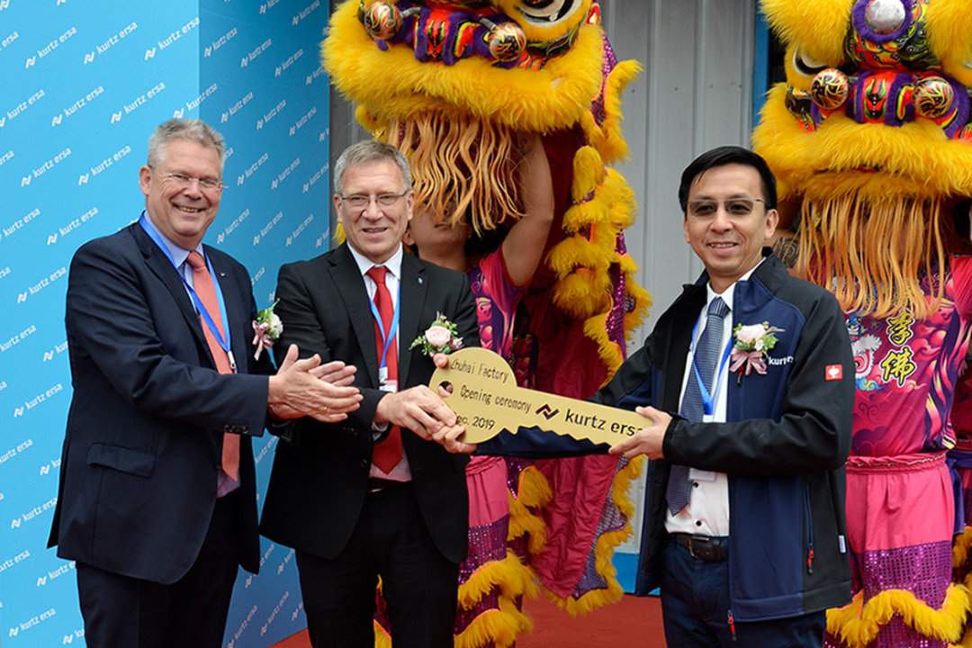 Schlüsselübergabe in Zhuhai im Rahmen der Eröffnungsfeier des Erweiterungsbaus (v.l.n.r.): Kurtz Ersa-CEO Rainer Kurtz, Bernd Schenker, President Kurtz Ersa Asia, und Zhuhai-Werksleiter Sam Ho Schlüsselübergabe in Zhuhai im Rahmen der Eröffnungsfeier des Erweiterungsbaus (v.l.n.r.): Kurtz Ersa-CEO Rainer Kurtz, Bernd Schenker, President Kurtz Ersa Asia, und Zhuhai-Werksleiter Sam Ho