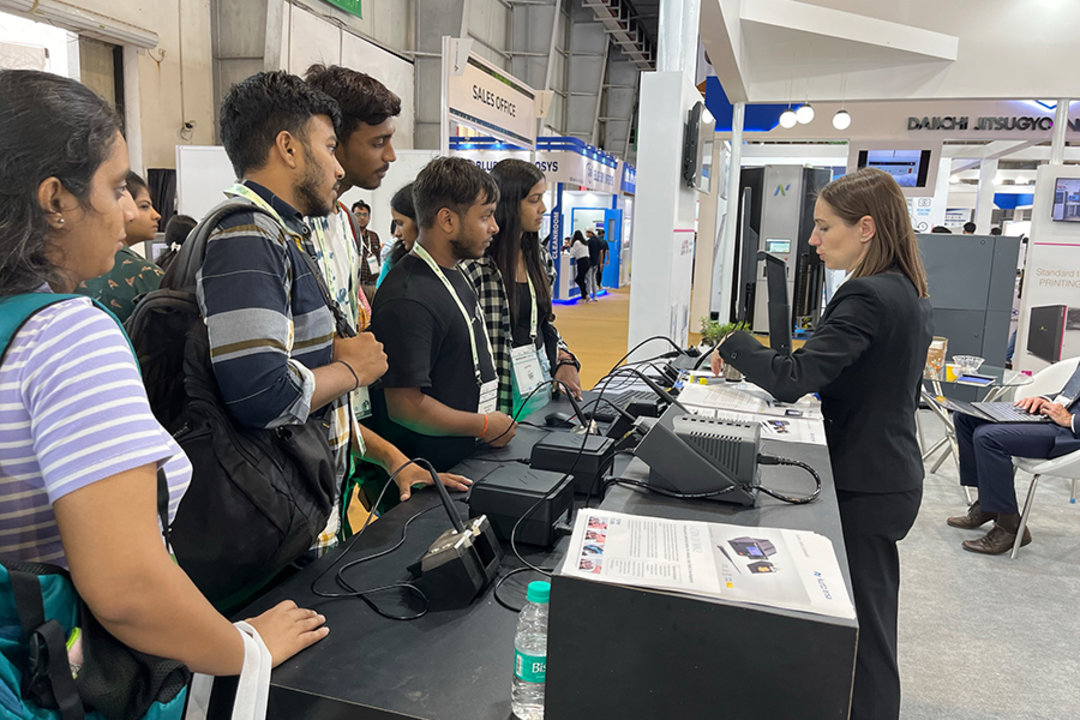 Ersa Produktmanager Theresa Dengel präsentiert die IoT-Lötstation i-CON TRACE