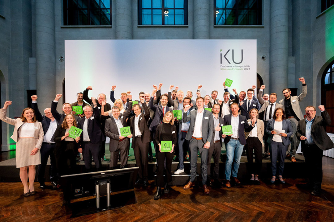 Allen Grund zu feiern hatten Stellvertreter der Kurtz Belegschaft, die an Entwicklung, Vertrieb und Vermarktung der RF-Technologie beteiligt sind Allen Grund zu feiern hatten Stellvertreter der Kurtz Belegschaft, die an Entwicklung, Vertrieb und Vermarktung der RF-Technologie beteiligt sind