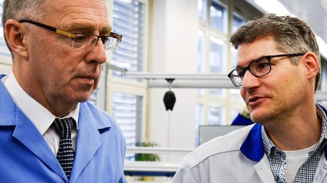 Gute Geschäftspartner: Meinrad Eckert (li.), seit über 20 Jahren im Ersa Vertrieb, und Roger Frei, Manager Product Engineering & Technology bei Enics Schweiz