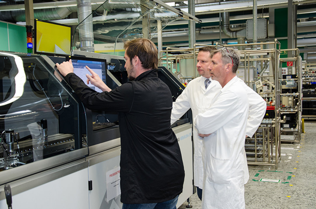 VERSAFLOW 4/55, 100% auf Flexibilität getrimmt: Ersa Servicetechniker Stefan Brauner (schwarzer Mantel) mit SIMEA-Prozesstechniker Harald Schmidt (Mi.) und Ersa Area Sales Manager Mark Birl (hinten)