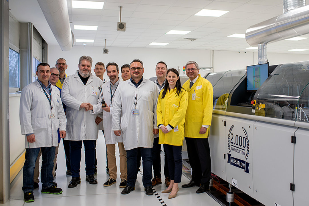 Starke Partner seit 2008: das Flex-Team in Ungarn mit Tamás Börcz (Vierter von rechts), General Manager von Flex in Zalaegerszeg, den Gästen von Ersa in Gelb und dem Ungarn-Repräsentanten Csaba Peto von Microsolder Kft.; Foto: Flex Ltd.