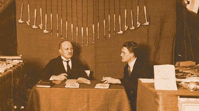 Ernst Sachs (links) 1922 als Teilnehmer auf der Frühjahrsmesse in Leipzig