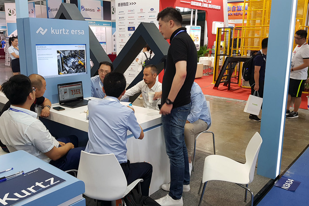 Kurtz Ersa Asia im Kundengespräch auf der CHINA DIECASTING in Shanghai