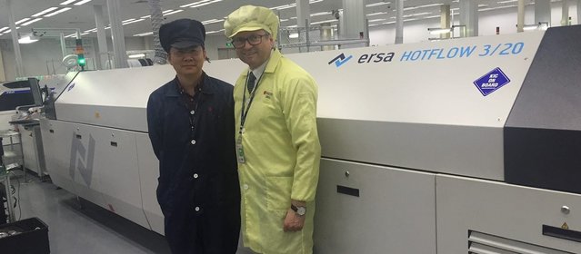 Manufacturing Director Avis Zhang, der von der Temperaturstabilität und dem geringeren N2-Verbrauch der Ersa Hotflow begeistert ist mit Ersa Gesamtvertriebsleiter Rainer Krauss