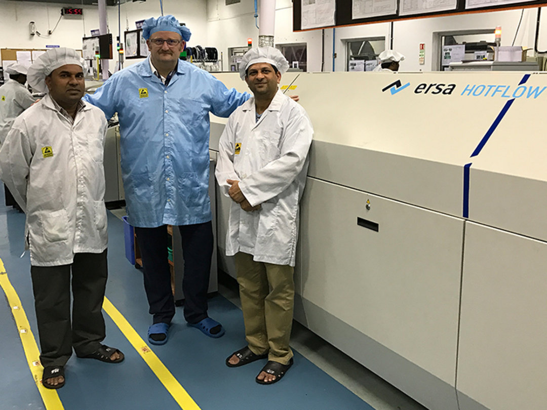 Zufrieden mit der Entscheidung für den Ersa Reflowofen: die Titan-Mitarbeiter Dattaprasad Patil (li.) und Shireesh Phal (Re.) mit Ersa Area Sales Manager Christian Ott (Mi.) Zufrieden mit der Entscheidung für den Ersa Reflowofen: die Titan-Mitarbeiter Dattaprasad Patil (li.) und Shireesh Phal (Re.) mit Ersa Area Sales Manager Christian Ott (Mi.)