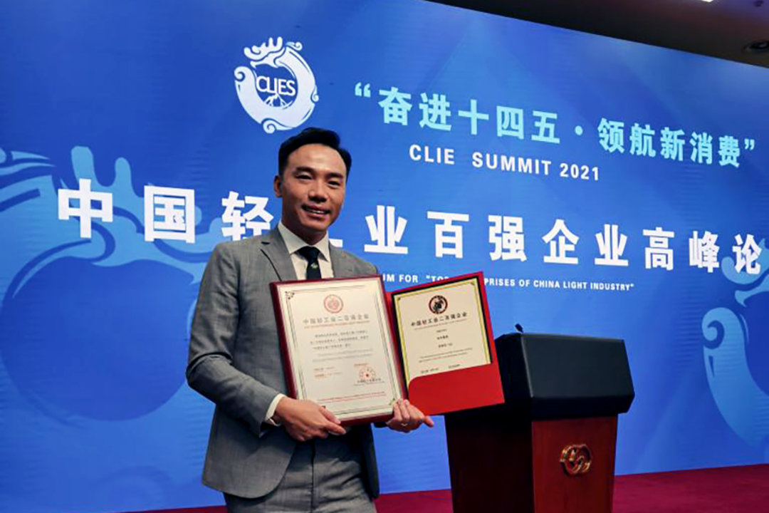 Seit 1986 sind Yee Fung und die Kurtz GmbH & Co. KG Geschäftspartner – bis heute hat das Unternehmen über 100 Kurtz Maschinen gekauft und ist ein 100%ig treuer Geschäftspartner Seit 1986 sind Yee Fung und die Kurtz GmbH & Co. KG Geschäftspartner – bis heute hat das Unternehmen über 100 Kurtz Maschinen gekauft und ist ein 100%ig treuer Geschäftspartner