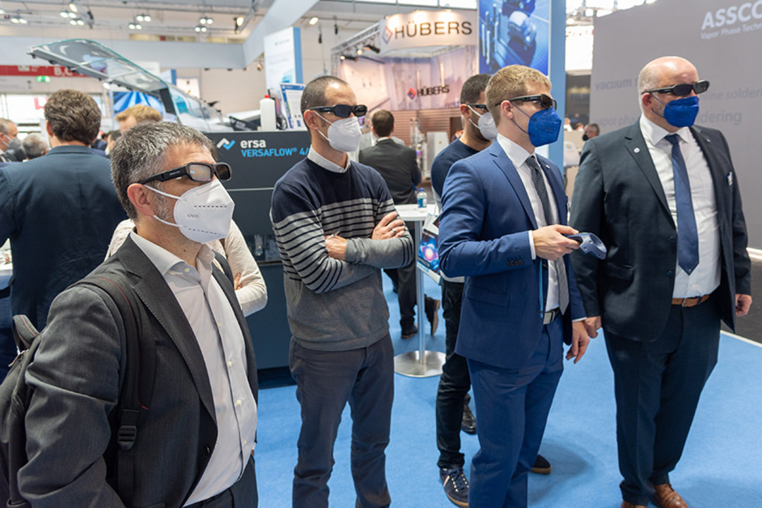 Let´s get virtual: Auf Knopfdruck konnten sich Besucher des Ersa Messestands mittels VR-Präsentation über das gesamte Ersa Produktportfolio informieren Let´s get virtual: Auf Knopfdruck konnten sich Besucher des Ersa Messestands mittels VR-Präsentation über das gesamte Ersa Produktportfolio informieren