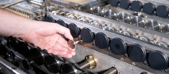 Optimale Temperaturprofile durch mittelwellige Heizstrahler im Vakuummodul; dessen schmiermittelfreier Rollentransport ist extrem wartungsfreundlich ist und lässt sich mit wenigen Handriffen ohne Werkzeug entnehmen