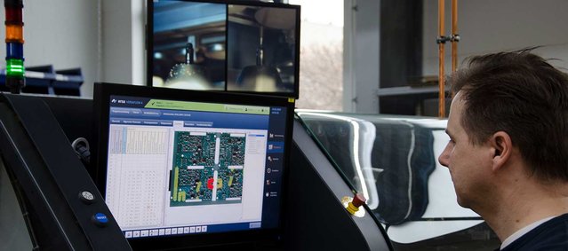 Offline-Programmierung oder während dem laufenden Maschinenbetrieb: schnelle und einfache Lötprogrammerstellung mit dem Editor CAD-Assistent 4; im Hintergrund: Live-Prozessüberwachung mit der VERSACAM