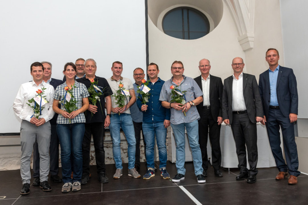 Jubilare 20 Jahre (v.l.n.r.): Martin Dosch (20), Uwe Rothaug, Geschäftsführer Kurtz GmbH; Michaela Samstag (20), Thomas Mühleck, CFO Kurtz Holding; Jürgen Weber (20), Steffen Väth (20), Udo Beck (20), Johannes Gräder (20), Johann Konrad (20), Dr. Mi Jubilare 20 Jahre (v.l.n.r.): Martin Dosch (20), Uwe Rothaug, Geschäftsführer Kurtz GmbH; Michaela Samstag (20), Thomas Mühleck, CFO Kurtz Holding; Jürgen Weber (20), Steffen Väth (20), Udo Beck (20), Johannes Gräder (20), Johann Konrad (20), Dr. Michael