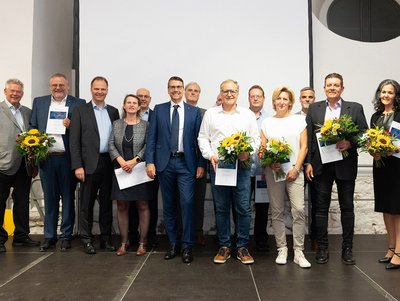 30 Jahre im Unternehmen (von links):  Rainer Kurtz, Thomas Mühleck, Dr. Michael Fischer, Dr. Astrid Rota, Andrea Carta, Massimo de Vivo, Hubert Baren, Thomas Hartung, Markus Sendelbach, Christian Schwab, Nicole Schneider, Lothar Schwab, Holger Gey, Rosi Ott 