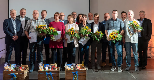 Ab 25 Jahren Unternehmenszugehörigkeit wurden besonders gewürdigt: Jürgen Weber, Jasmin Kempf, Anina Sommer, Susanne Stamm, Michaela Samstag, Martin Dosch, Udo Beck, Steffen Väth, Michael Ebert und Matthias Nebauer; jeder Geschäftsführer hielt eine persönliche Laudatio
