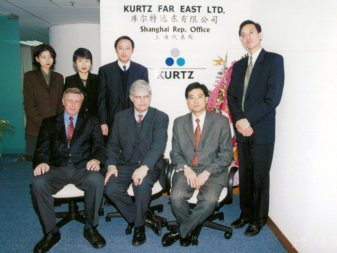 Auf dem Weg zum Global Player – Walter Kurtz und Erich Streichsbier und die asiatischen Kollegen in Hongkong, wo 1988 die Niederlassung Kurtz Far East gegründet wurde Auf dem Weg zum Global Player – Walter Kurtz und Erich Streichsbier und die asiatischen Kollegen in Hongkong, wo 1988 die Niederlassung Kurtz Far East gegründet wurde