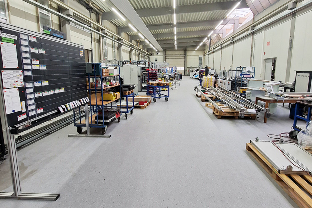 Die neue Halle auf dem Reinhardshof aktiviert 739 m² zusätzliche Fläche für Kundenprojekte des Bereichs Automatisierungstechnik