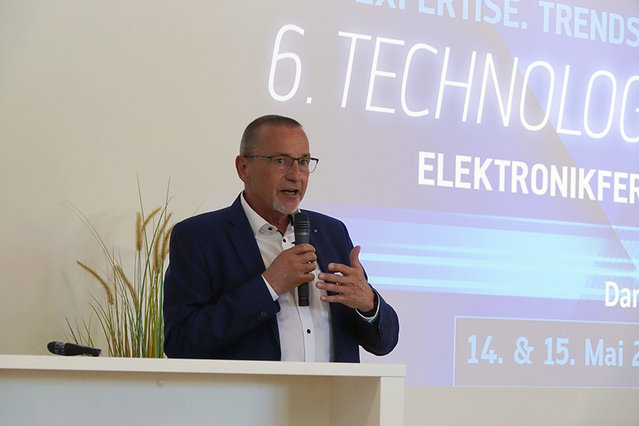Hansjürgen Bolg, Leiter Lötwerkzeuge, Rework & Inspektion bei Ersa, führte beim 6. Technologieforum in Wertheim durch die zweitägige Veranstaltung Hansjürgen Bolg, Leiter Lötwerkzeuge, Rework & Inspektion bei Ersa, führte beim 6. Technologieforum in Wertheim durch die zweitägige Veranstaltung