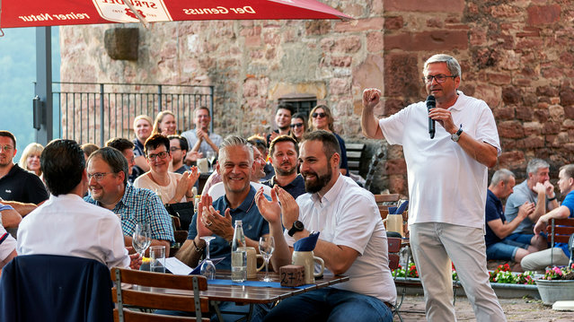 Lockeres Beisammensein am Abend auf der Burg Wertheim bei sommerlichen Temperaturen