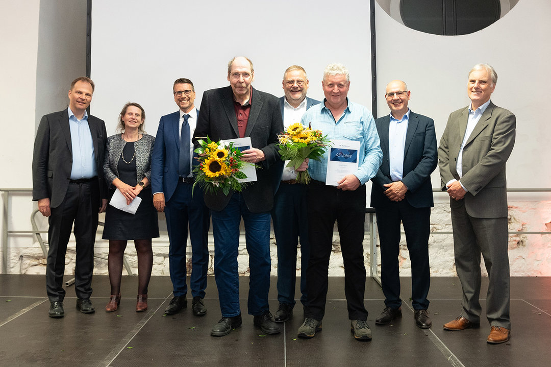 45 Jahre im Unternehmen (von links): Dr. Michael Fischer, Dr. Astrid Rota, Massimo de Vivo, Andreas Dressler, Thomas Mühleck, Rudolf Albert, Andrea Carta, Hubert Baren