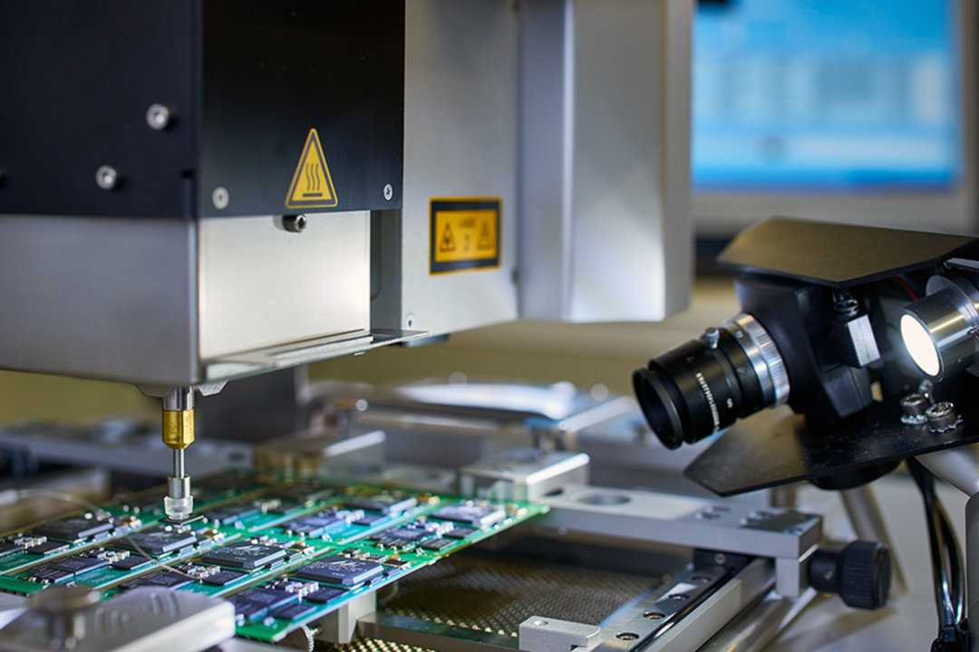 Vor allem für den Prototypenbau wird auch ein Ersa HR 600 Reworksystem eingesetzt, um die Wertschöpfung der immer komplexer werdenden Elektronikbaugruppen zu erhalten Vor allem für den Prototypenbau wird auch ein Ersa HR 600 Reworksystem eingesetzt, um die Wertschöpfung der immer komplexer werdenden Elektronikbaugruppen zu erhalten