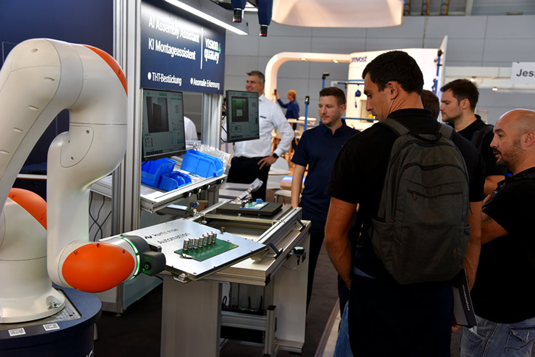 Cobot im Einsatz: Handling einer Platine für die Elektronikproduktion Cobot im Einsatz: Handling einer Platine für die Elektronikproduktion