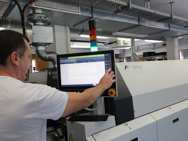 Wolfgang Buchsbaum beim Programmieren „seiner“ HOTFLOW THREE Reflowlötanlage, die 2023 den Maschinenpark der Technischen Alternative erweiterte