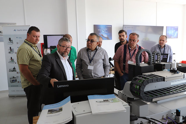 Ersa Area Sales Manager Frank Kappel (weißes Hemd) erläutert beim Technologietag in Rumänien die Funktionsweise eines Ersa Reworksystems Ersa Area Sales Manager Frank Kappel (weißes Hemd) erläutert beim Technologietag in Rumänien die Funktionsweise eines Ersa Reworksystems