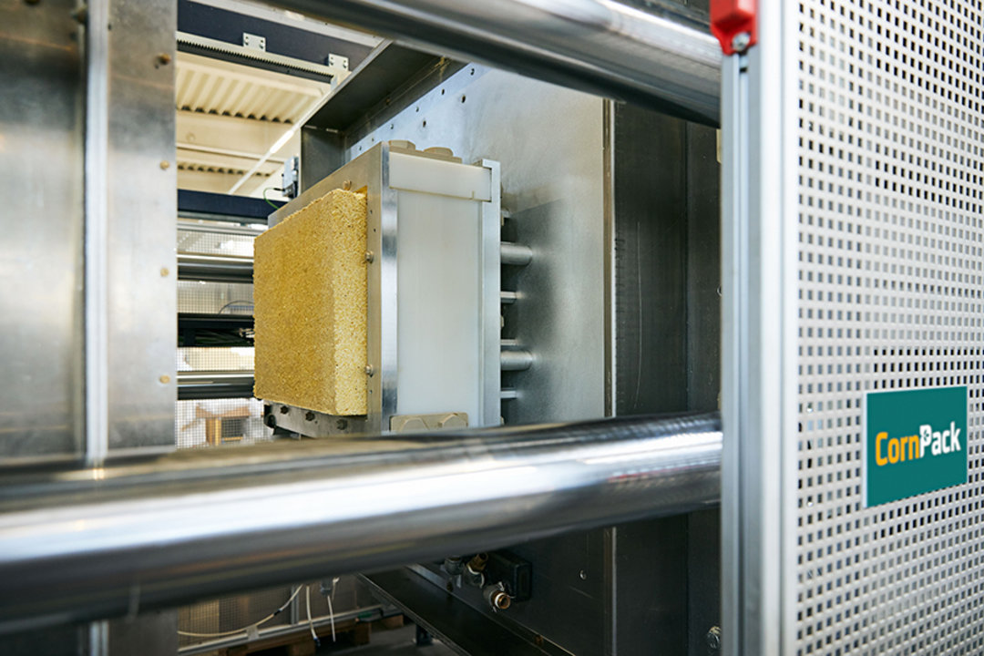 CornPack wird in RF-Technologie auf einem Kurtz WAVE FOAMER hergestellt CornPack wird in RF-Technologie auf einem Kurtz WAVE FOAMER hergestellt