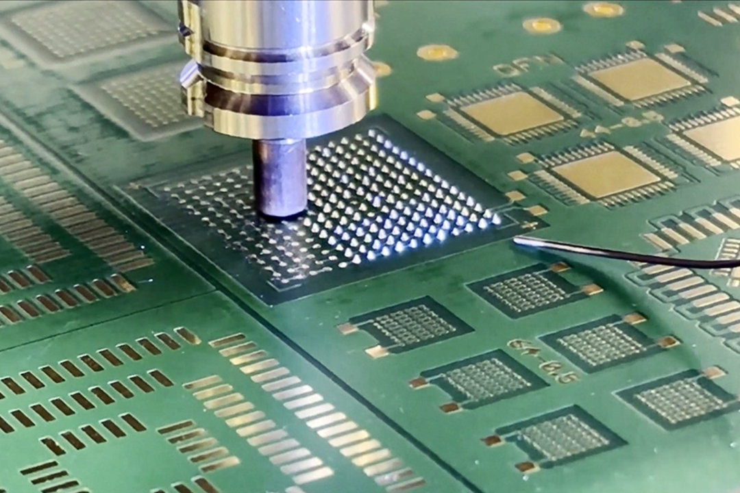 Das SC 600 Scavenger-Modul (Option) sorgt automatisch für reproduzierbare berührungslose Restlotentfernung ohne Gefahr der mechanischen Beschädigung durch manuellen Eingriff
