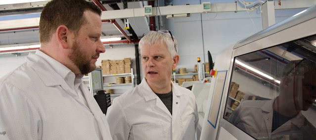 Stefan Kerber (re.), Director Global Engineering bei Tridonic, im Gespräch mit dem zuständigen Ersa Area Sales Manager Mark Birl