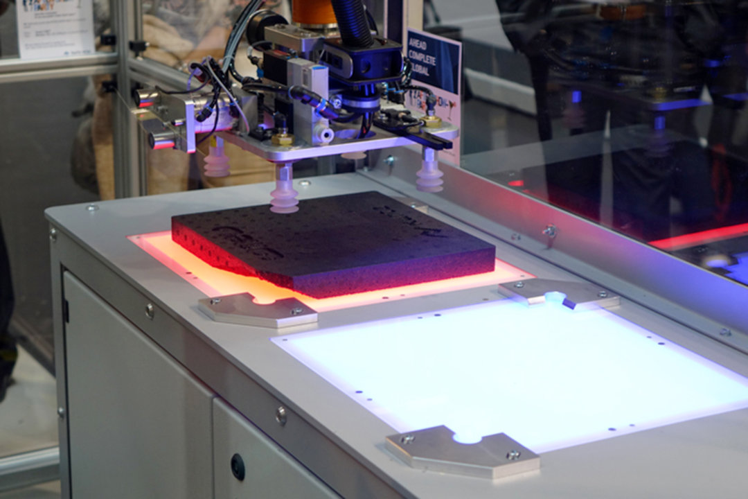 Highlight am Kurtz Messestand: ROTO FOAMER mit Automatisierungs-Lösung samt Roboter