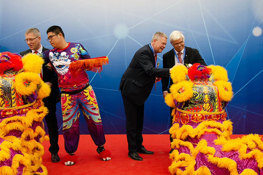 Zur Grand Opening in Zhuhai fand natürlich auch eine traditionelle chinesische Zeremonie statt Zur Grand Opening in Zhuhai fand natürlich auch eine traditionelle chinesische Zeremonie statt