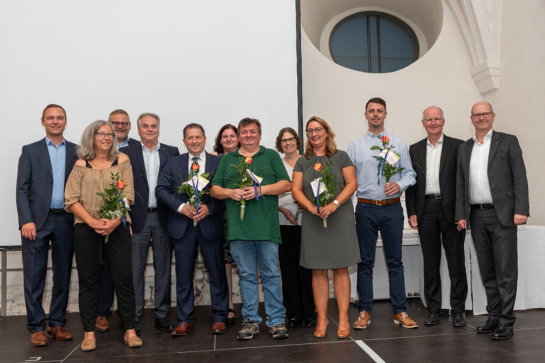 15 Jahre im Unternehmen (v.l.n.r.): Matthias Hofmann, Geschäftsführer Kurtz GmbH; Heike Ebert (15), Thomas Mühleck, CFO Kurtz Holding; Uwe Rothaug, Geschäftsführer Kurtz GmbH; Jürgen Geiger (15), Gitte Mattern (15), Karl-Heinz Zang (15), Sabine Meix 15 Jahre im Unternehmen (v.l.n.r.): Matthias Hofmann, Geschäftsführer Kurtz GmbH; Heike Ebert (15), Thomas Mühleck, CFO Kurtz Holding; Uwe Rothaug, Geschäftsführer Kurtz GmbH; Jürgen Geiger (15), Gitte Mattern (15), Karl-Heinz Zang (15), Sabine Meixner (1