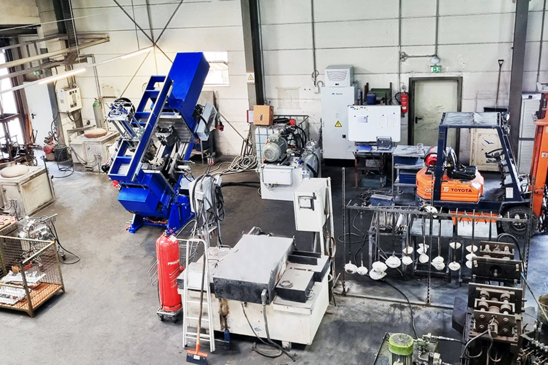 Die neue Heimat der Kurtz AK01 bei der Metallgießerei Brückner in Zeulenroda-Triebes: Produktionsbereich für zukünftige Gussteile im Kippguss-Verfahren Die neue Heimat der Kurtz AK01 bei der Metallgießerei Brückner in Zeulenroda-Triebes: Produktionsbereich für zukünftige Gussteile im Kippguss-Verfahren