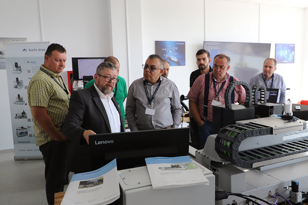 Ersa Area Sales Manager Frank Kappel (weißes Hemd) erläutert beim Technologietag in Rumänien die Funktionsweise eines Ersa Rework-Systems