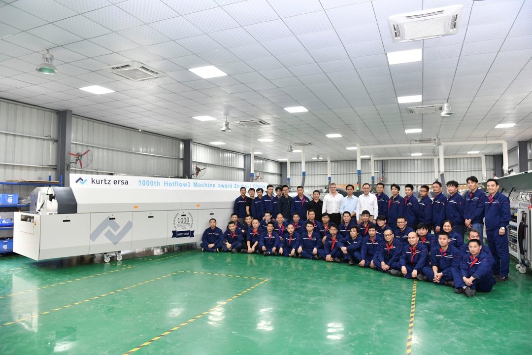 Das Team von Kurtz Zhuhai Manufacturing (KZM) mit der 1.000sten in Zhuhai produzierten Ersa HOTFLOW Reflowlötmaschine Das Team von Kurtz Zhuhai Manufacturing (KZM) mit der 1.000sten in Zhuhai produzierten Ersa HOTFLOW Reflowlötmaschine