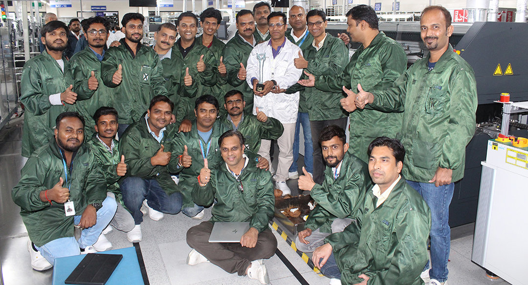 "Thumbs up" für die neue Ersa Maschine: das Jabil-Team vor der Ersa POWERFLOW Wellenlötmaschine