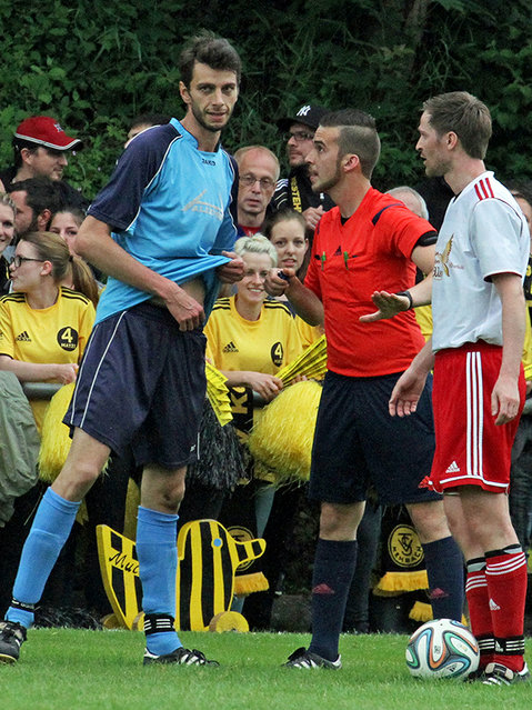 Klare Ansage – Schiedsrichter beziehen klare Position auf dem Platz Klare Ansage – Schiedsrichter beziehen klare Position auf dem Platz