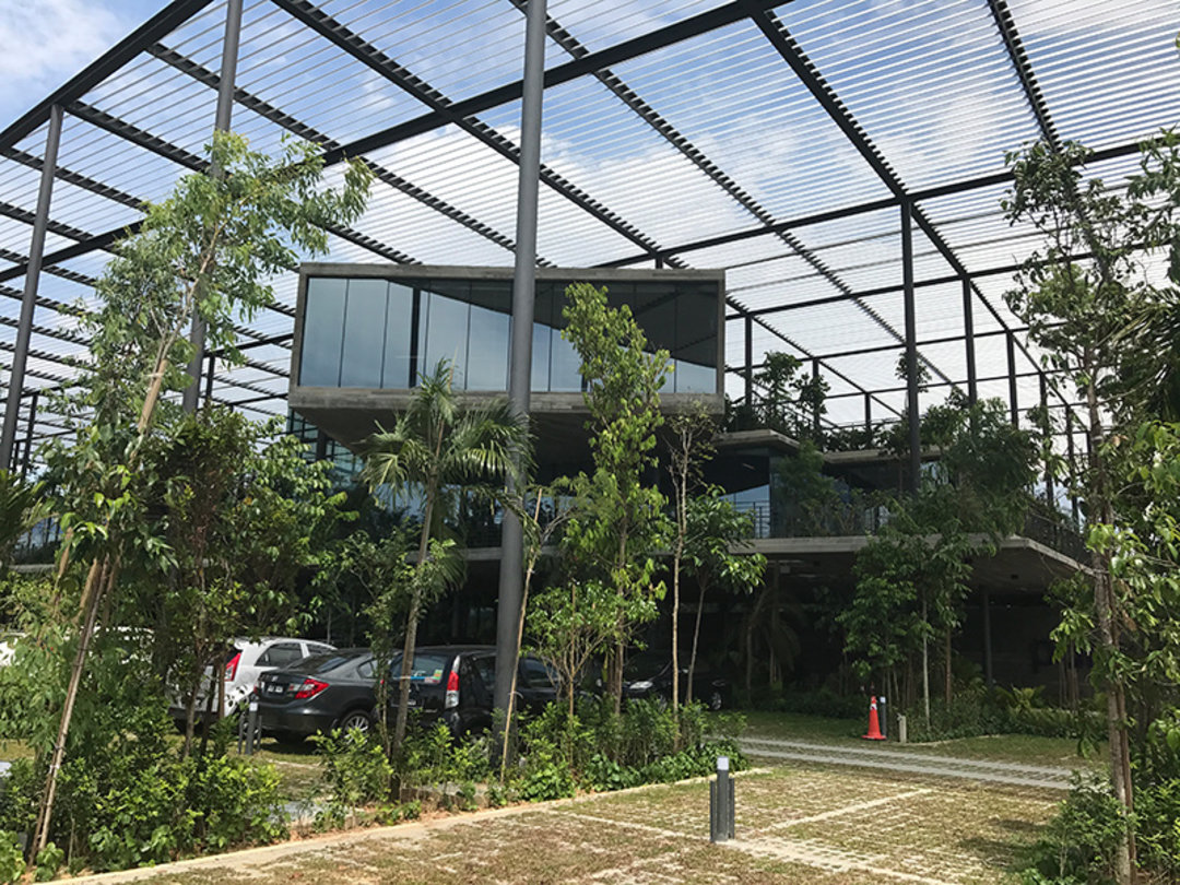 Ungewöhnlicher Industriestandort: Paramits Factory in the Forest in Malaysia