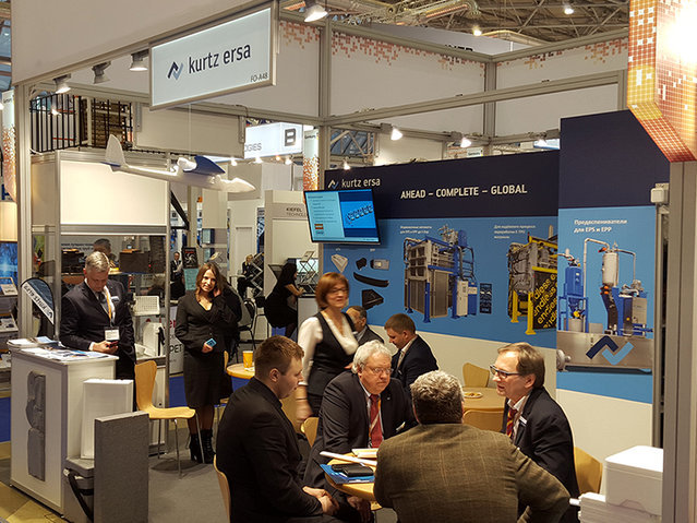 Gute Stimmung und konzentrierte Gesprächsatmosphäre am Kurtz Messe-stand auf der INTERPLASTICA in Moskau