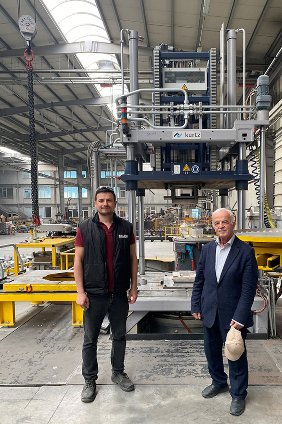 Geschäftsführer Ahmet Altun (re.) und Kenan Pulat vor der neuen Kurtz Niederdruckgießmaschine; Kenan Pulat ist Assistant Production Manager bei Altun Döküm Sanayi A.?. und verantwortlich für die Gussteilproduktion Geschäftsführer Ahmet Altun (re.) und Kenan Pulat vor der neuen Kurtz Niederdruckgießmaschine; Kenan Pulat ist Assistant Production Manager bei Altun Döküm Sanayi A.?. und verantwortlich für die Gussteilproduktion