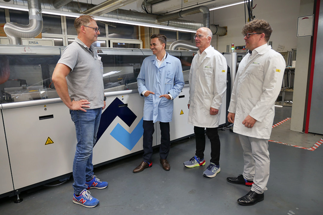 Experten-Runde bei ESW vor der POWERFLOW PRO (v.l.): Fertigungsleiter Andreas Korr, Ersa Sales Manager Daniel Haubenreich, COO/CFO Artur Kreus und Sales-Leiter Jörg Kreus Experten-Runde bei ESW vor der POWERFLOW PRO (v.l.): Fertigungsleiter Andreas Korr, Ersa Sales Manager Daniel Haubenreich, COO/CFO Artur Kreus und Sales-Leiter Jörg Kreus