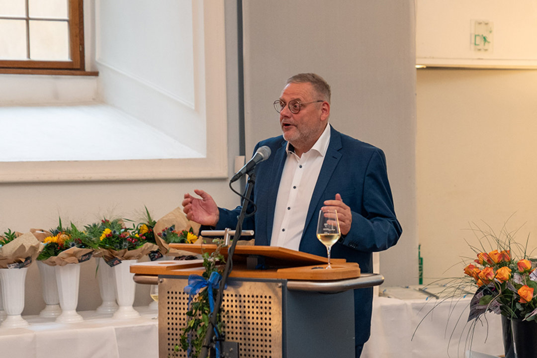 CEO Thomas Mühleck bei seiner Ansprache im Rahmen der 5. Jubilarehrung im Kloster Bronnbach CEO Thomas Mühleck bei seiner Ansprache im Rahmen der 5. Jubilarehrung im Kloster Bronnbach