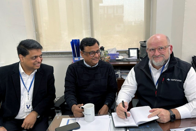 Christian Ott von Ersa (re.) und Sameer Verma von Kurtz Ersa India (li.) mit Md Imtiaz, Head of Plant bei Napino Auto & Electronics Ltd. Christian Ott von Ersa (re.) und Sameer Verma von Kurtz Ersa India (li.) mit Md Imtiaz, Head of Plant bei Napino Auto & Electronics Ltd.