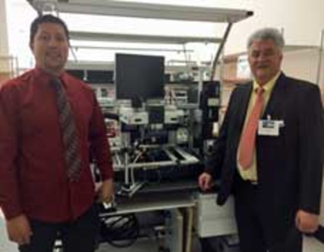 VadaTech SMT Production Manager Jay Motiwala (li.) und Ersa Sales Manager Jean Verchere (re.) vor einem HR 600 Rework-System VadaTech SMT Production Manager Jay Motiwala (li.) und Ersa Sales Manager Jean Verchere (re.) vor einem HR 600 Rework-System