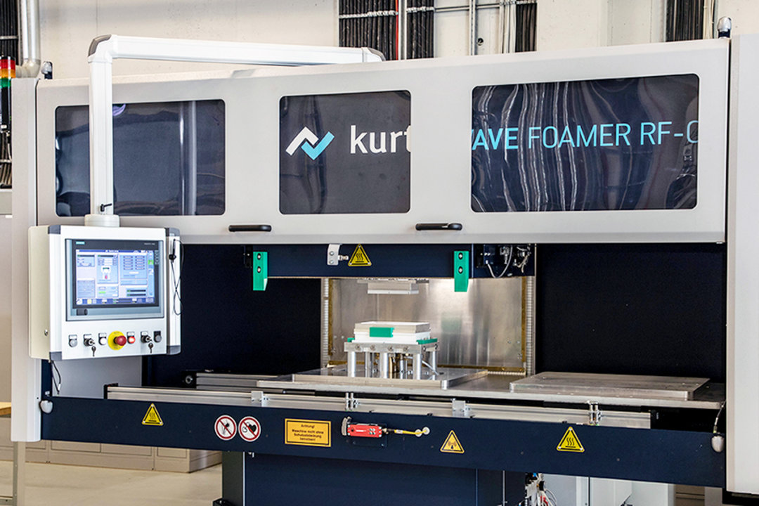 Weg vom Wasserdampf: Die neue Technologie nutzt Radiofrequenz für die Versinterung von Schaumbeads zu Formteilen – mit Schmelzpunkten bis über 240 °C rücken komplett neue Anwendungsmöglichkeiten in den Blick, etwa als Dämmstoffe, Verpackungen und Weg vom Wasserdampf: Die neue Technologie nutzt Radiofrequenz für die Versinterung von Schaumbeads zu Formteilen – mit Schmelzpunkten bis über 240 °C rücken komplett neue Anwendungsmöglichkeiten in den Blick, etwa als Dämmstoffe, Verpackungen und im Leich